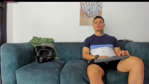 Snapshot of straight__friends chatting on 10/15/25, 01:44 straight__friends online show from 10/15/25, 01:44