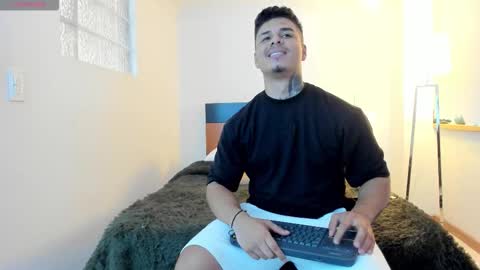 Snapshot of straight__friends chatting on 11/19/25, 08:31 straight__friends online show from 11/19/25, 08:31