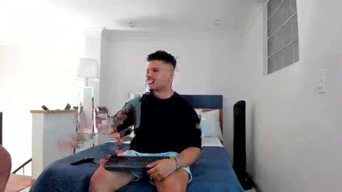 Snapshot of straight__friends chatting on 11/20/25, 02:28 straight__friends online show from 11/20/25, 02:28