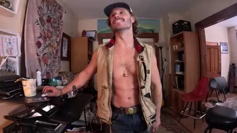 Snapshot of straightishd chatting on 12/01/25, 05:18 Cowboy Zuhly online show from 12/01/25, 05:18