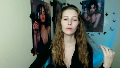 Snapshot of stranger_giirl chatting on 11/17/25, 01:06 Amalia online show from 11/17/25, 01:06