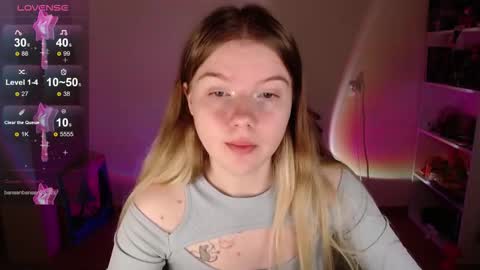 Snapshot of strawberry_juli chatting on 09/29/25, 06:40 Juli online show from 09/29/25, 06:40