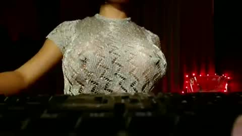 strawberry_kisses143 online show from 06/13/26, 12:14