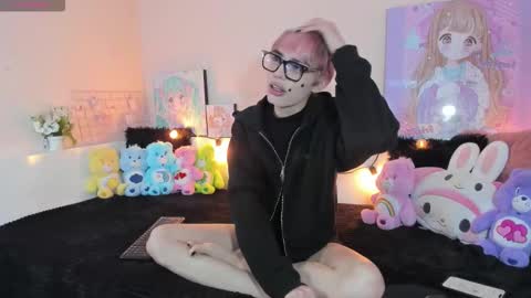 strawberry_kitty_ online show from 12/19/25, 04:41