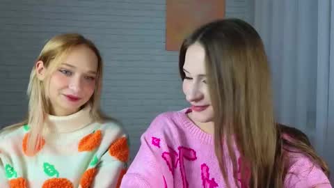 Snapshot of strawberryglow chatting on 11/12/25, 02:12 Alice and Violetta online show from 11/12/25, 02:12