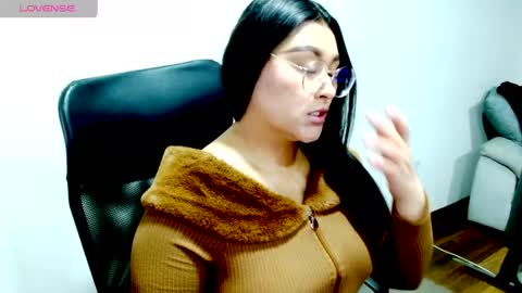 strawlux online show from 05/15/26, 12:45