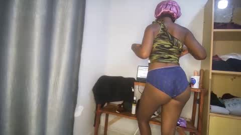 Snapshot of streetlioness chatting on 09/19/25, 10:54 streetlioness online show from 09/19/25, 10:54