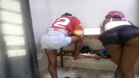 Snapshot of streetlioness chatting on 12/17/25, 01:39 streetlioness online show from 12/17/25, 01:39