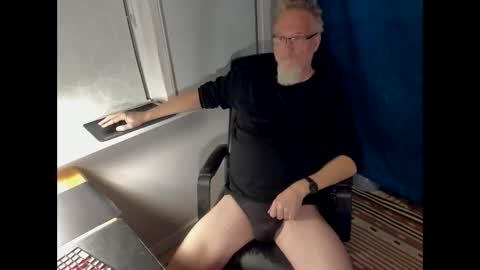 Snapshot of strip_m chatting on 12/19/25, 07:10 strip_m online show from 12/19/25, 07:10