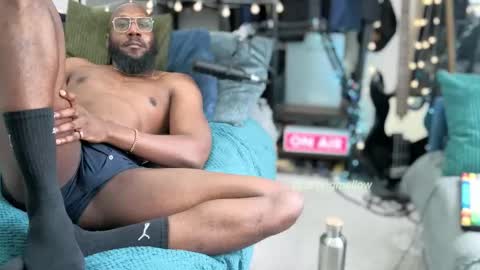 Snapshot of strongmellow chatting on 10/23/25, 03:22 strongmellow online show from 10/23/25, 03:22