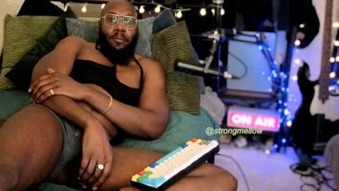 Snapshot of strongmellow chatting on 10/27/25, 06:45 strongmellow online show from 10/27/25, 06:45