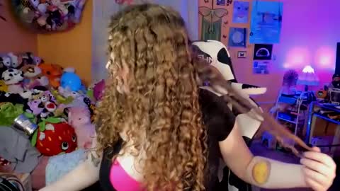 Snapshot of strwbby chatting on 09/27/25, 04:17 Strwbby online show from 09/27/25, 04:17