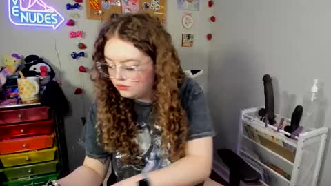 Snapshot of strwbby chatting on 02/17/26, 05:15 Strwbby online show from 02/17/26, 05:15