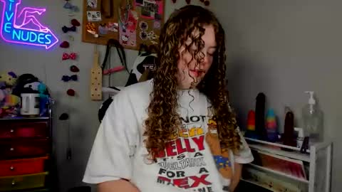 Snapshot of strwbby chatting on 04/18/26, 06:06 Strwbby online show from 04/18/26, 06:06