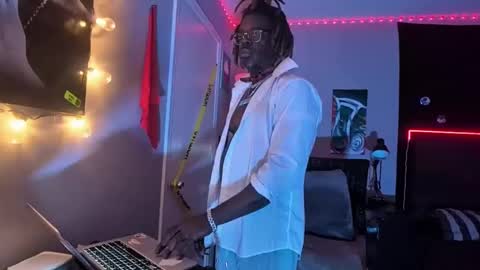 Snapshot of suavechocolatecity chatting on 11/16/25, 08:31 Hot Chocolate online show from 11/16/25, 08:31