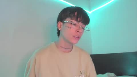 Snapshot of submissive_boyy_ chatting on 12/14/24, 03:47 nico online show from 12/14/24, 03:47