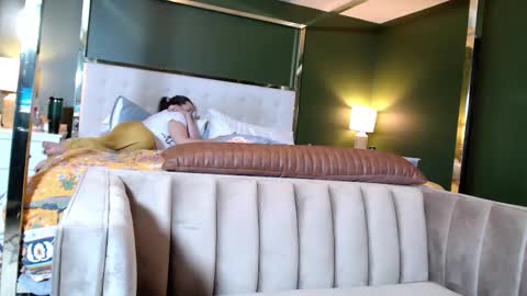 Suburban Moxxxie online show from 10/12/25, 07:40