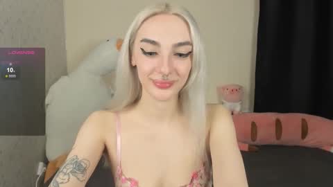 Snapshot of succubantra chatting on 10/24/25, 03:19 Chloe online show from 10/24/25, 03:19