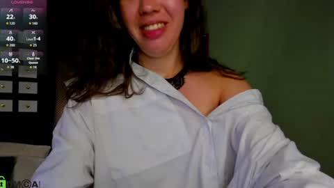 Snapshot of suee_larson chatting on 06/21/26, 01:13 Sue online show from 06/21/26, 01:13