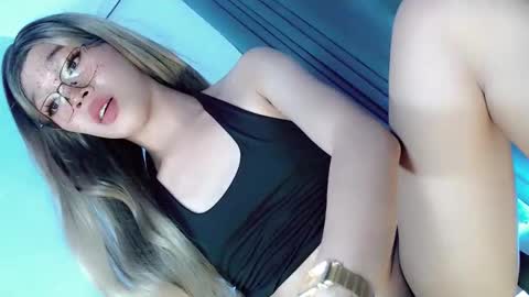 Snapshot of sugarxbaby_ chatting on 11/26/25, 08:10 LoveSugar online show from 11/26/25, 08:10