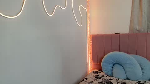 Snapshot of sukilove18 chatting on 09/11/25, 12:00 sukilove18 online show from 09/11/25, 12:00