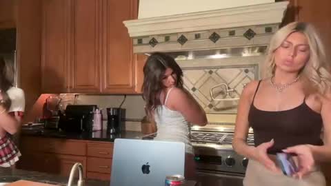 Snapshot of summerclarke2 chatting on 10/07/25, 06:43 summerclarke2 online show from 10/07/25, 06:43