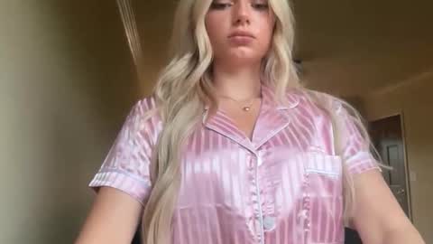 Snapshot of summerclarke2 chatting on 12/01/25, 05:40 summerclarke2 online show from 12/01/25, 05:40