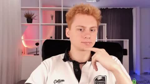 Snapshot of sunburn_boy chatting on 07/19/26, 06:28 Emilio online show from 07/19/26, 06:28