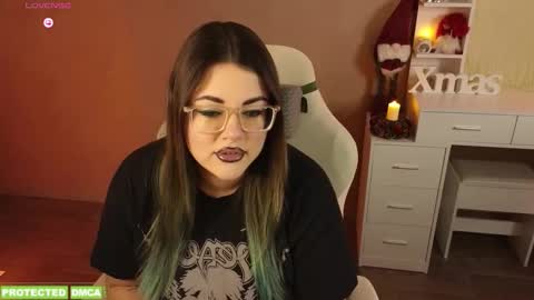 Snapshot of sunflower0907 chatting on 12/15/25, 09:02 Tina. Im topless model online show from 12/15/25, 09:02