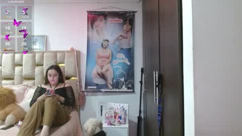Snapshot of sunflower_dance chatting on 10/14/25, 02:01 Jeraldine online show from 10/14/25, 02:01