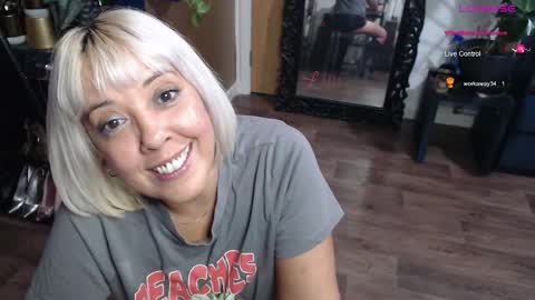 Snapshot of sunni_hottie chatting on 09/19/25, 12:12 Sunni Knight online show from 09/19/25, 12:12