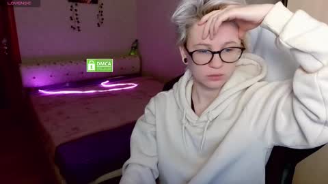 Snapshot of sunny_mood chatting on 10/28/25, 03:54 sunny mood online show from 10/28/25, 03:54