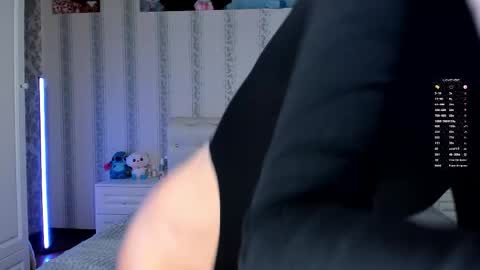 Snapshot of sunnyhuff chatting on 10/30/25, 03:35 Sunny online show from 10/30/25, 03:35