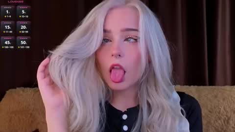 Snapshot of sunshinegirlx chatting on 11/25/25, 04:12 Alice online show from 11/25/25, 04:12