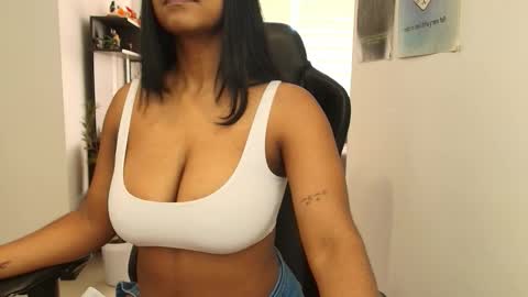 Snapshot of susanrhodes_ chatting on 11/23/25, 01:00 Susan Rhodes online show from 11/23/25, 01:00