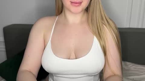 Snapshot of susie_dream_22 chatting on 12/11/24, 11:00 Anna online show from 12/11/24, 11:00