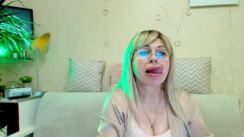 Snapshot of susienoreen chatting on 03/07/25, 02:04 SusieNoreen online show from 03/07/25, 02:04