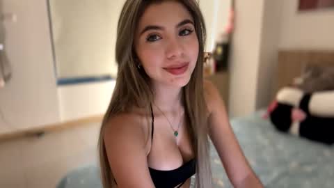 Snapshot of sussanf_ chatting on 12/17/24, 10:43  Susy  online show from 12/17/24, 10:43