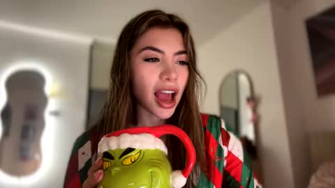 Snapshot of sussanf_ chatting on 12/23/24, 11:28  Susy  online show from 12/23/24, 11:28