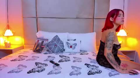 Snapshot of sussy1x_ chatting on 06/15/26, 01:02 Susy online show from 06/15/26, 01:02