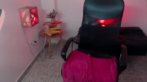 Snapshot of susuya_doll chatting on 12/13/25, 08:04 Susuya online show from 12/13/25, 08:04