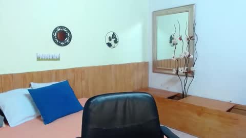 Snapshot of suxxxy_ chatting on 11/12/25, 01:55 Suxxxy online show from 11/12/25, 01:55