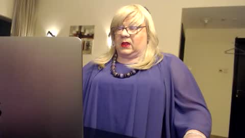 Snapshot of suzannebanci chatting on 09/19/25, 06:30 My name is Sissy or more fully Suzanna Aprilia Maria Mariquita Catarina Chinita Banci. Soy una puta - que chimba ladybug online show from 09/19/25, 06:30