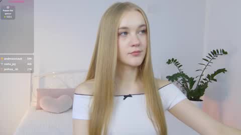 Suzi online show from 10/08/25, 01:42