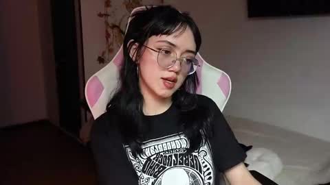 Snapshot of suzumi_ chatting on 12/14/24, 04:42 Jadde online show from 12/14/24, 04:42