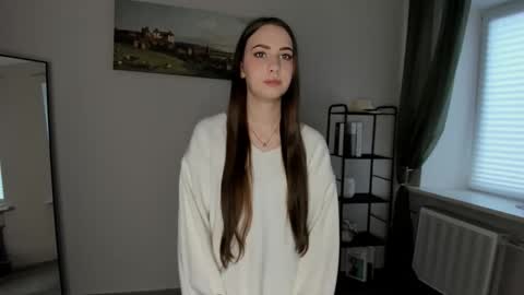 Snapshot of suzy_pictures_ chatting on 12/16/25, 07:57 Sabrina online show from 12/16/25, 07:57