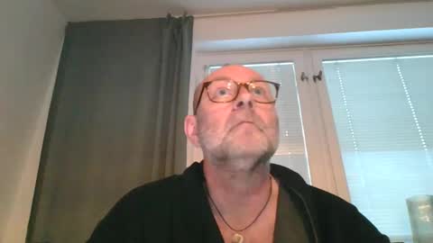 Snapshot of svenskdaddy chatting on 12/23/24, 08:11 svenskdaddy online show from 12/23/24, 08:11