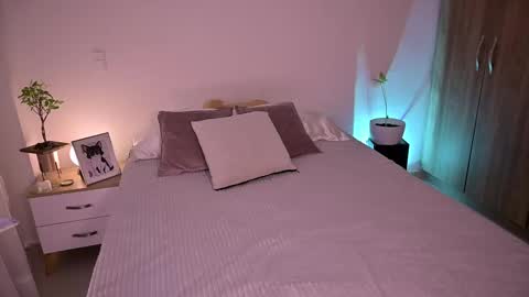 Snapshot of sw_sofi chatting on 09/21/25, 01:40 Sofis schedule 10pm until 4am GMT-5 online show from 09/21/25, 01:40