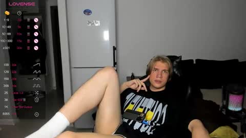 Snapshot of swag_mua chatting on 10/06/25, 07:44 Swen online show from 10/06/25, 07:44