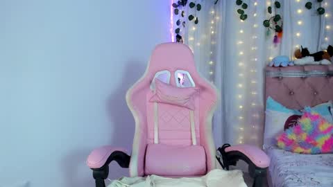 Daniela age 21 online show from 04/25/26, 02:14